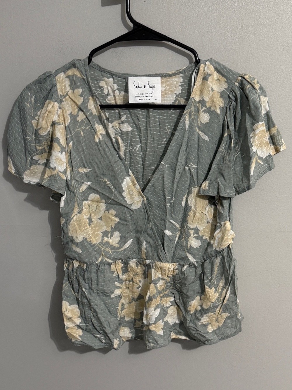 Sadie And Sage Top Womens Extra Small Sage Floral Flutter Sleeves Fixed Wrap
